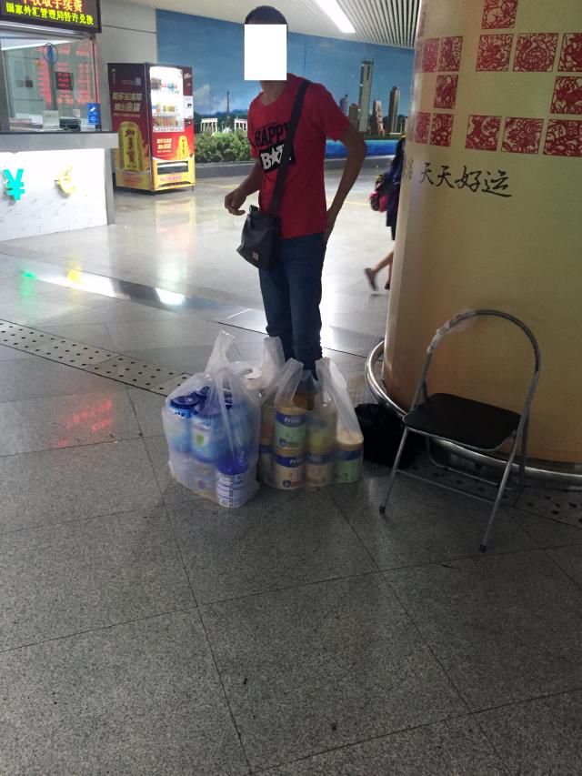 Milk-powder merchant on the border with mainland China